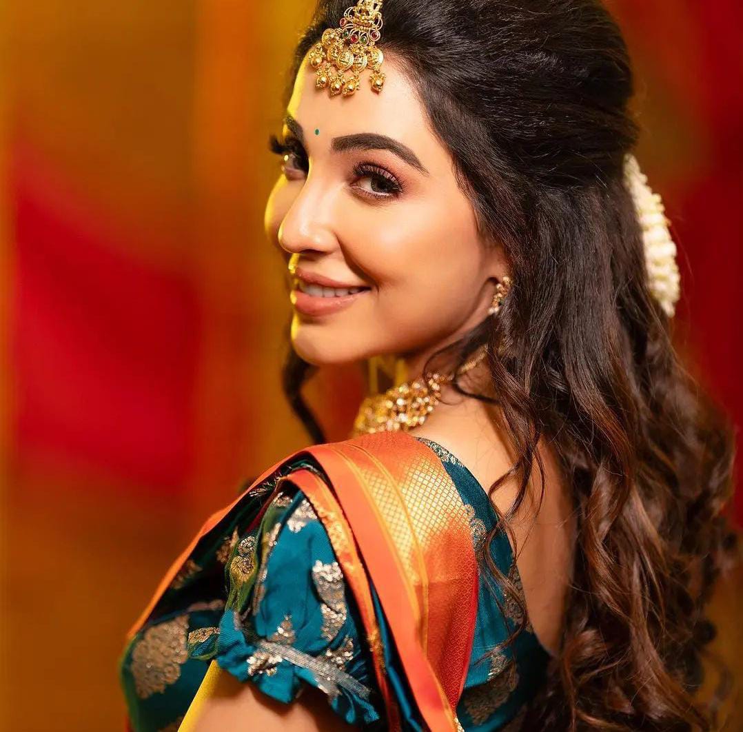 Manjusha_PRO's tweet photo. Actress #ParvatiNair Wishing Happy New year to all &amp;Here latest stills 

@paro_nair https://t.co/3fZvOcfKfj