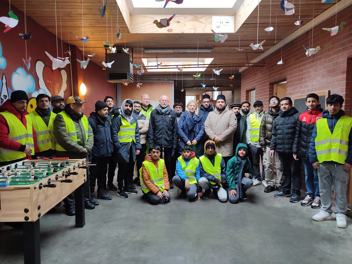 khuddam_be's tweet photo. Majlis Eupen had a memorable Waqar-e-amal #NewYear2024 campaign with Eupen Mayor Claudia Niessen from @Ecolo ! Experiencing our way of starting the New Year! #khuddam #mkab #waqareamal https://t.co/0pVQHqP8PG