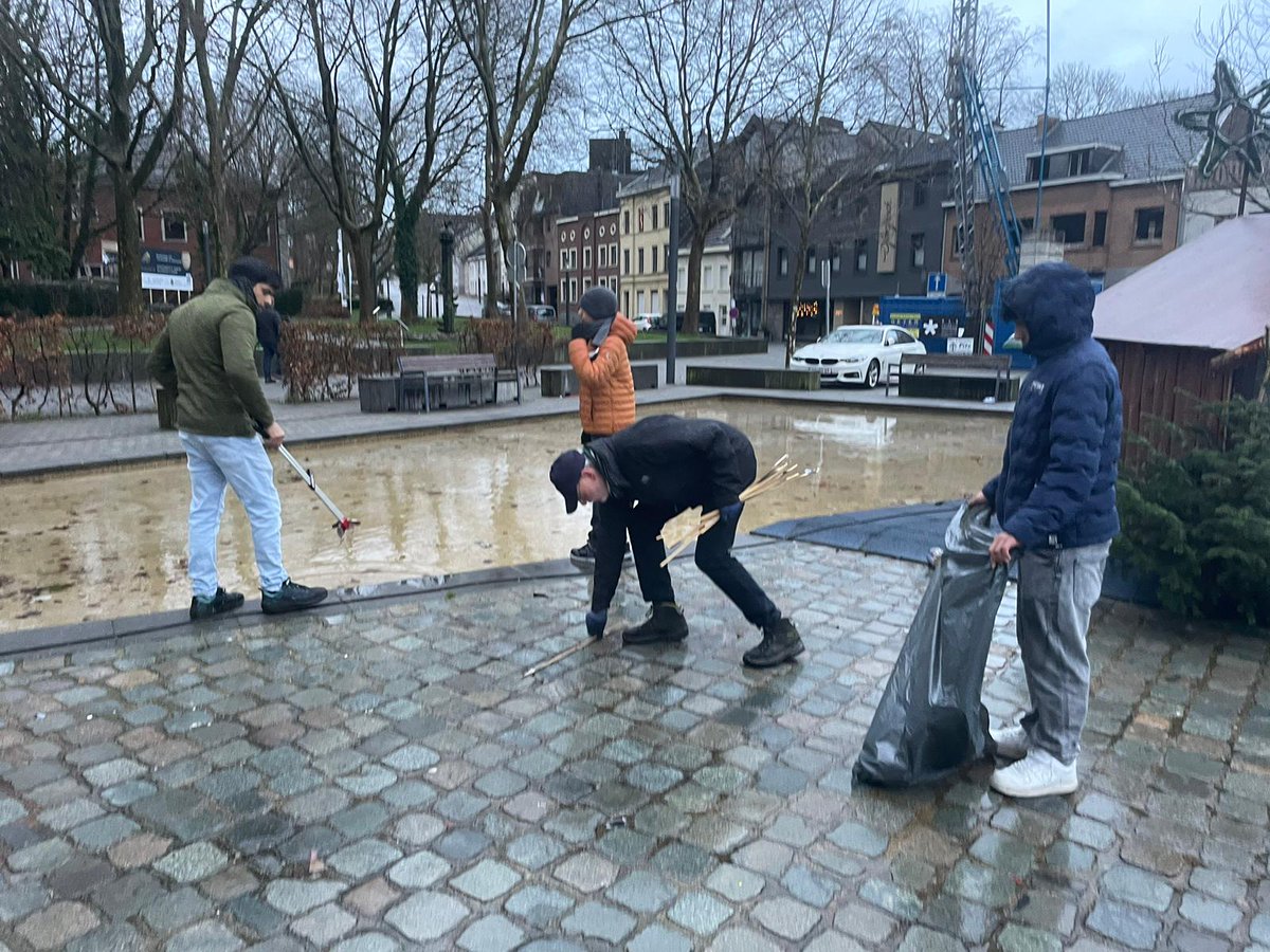 khuddam_be's tweet photo. Majlis Eupen had a memorable Waqar-e-amal #NewYear2024 campaign with Eupen Mayor Claudia Niessen from @Ecolo ! Experiencing our way of starting the New Year! #khuddam #mkab #waqareamal https://t.co/0pVQHqP8PG