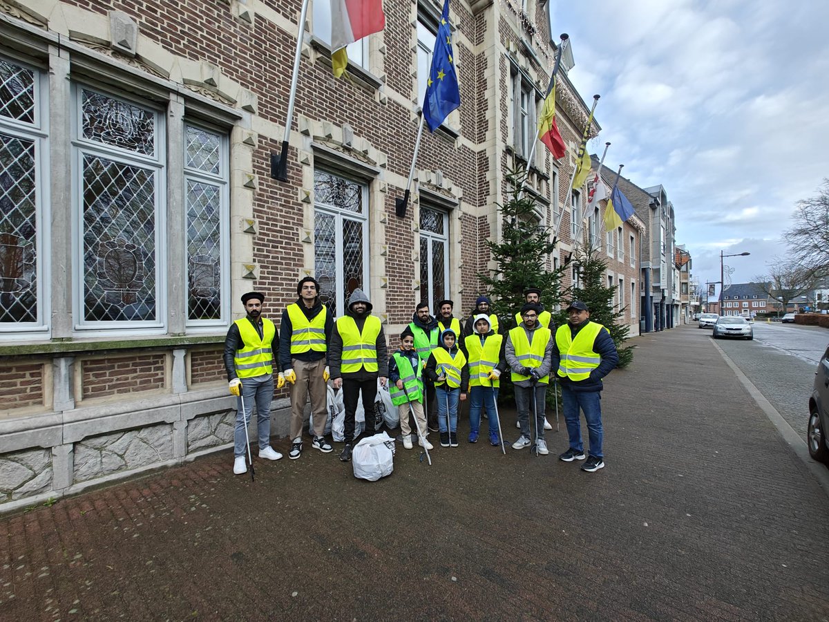 khuddam_be's tweet photo. Majlis Alken present with Khuddam and Atfal in front of the city hall. Bringing a positive (green) impact to the streets of Alken. #waqareamal #khuddam #mkab #majlisalken https://t.co/jpqko1RRgm