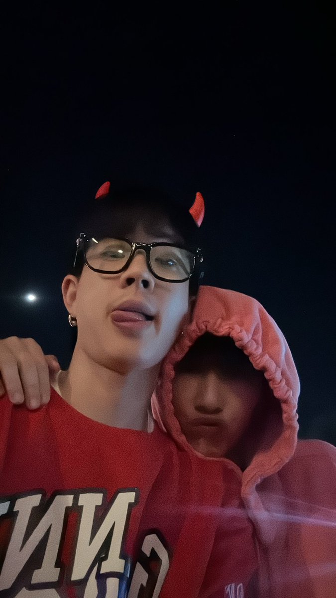 ttumcials's tweet photo. “are offgun dating?”
yes https://t.co/B49D9XqK9O