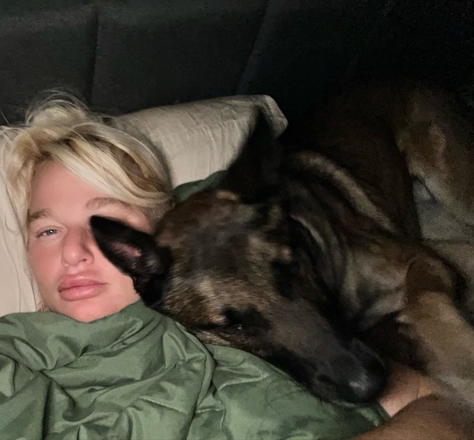 He was still at the foot of the bed in 2023. He moved to the pillow some time in the first few hours<a href="/tag/twitteroftime"class="tags"><span>#twitteroftime</span></a><a href="/tag/thewheeloftime"class="tags"><span>#thewheeloftime</span></a>