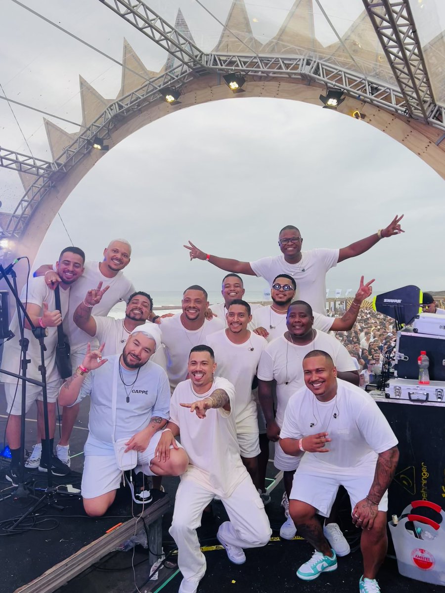 sambajroficial's tweet photo. Feliz ano novo ! 🥂💥
Chegamos em Guarapari naquele gás total ! HahaH 🤪
#AllMar #Guarapari #Reveillon2024 #Verao2024 #SambaJr https://t.co/htkcDRL46q