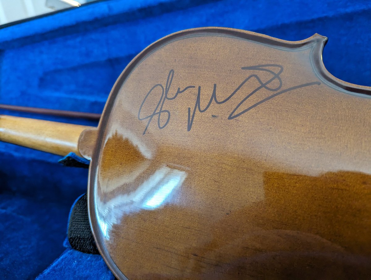 DirdyFuzz's tweet image. Happy New Year @GlenMatlock Do you remember signing this Violin for the @HobgoblinBeer competition, from The Anarchy Arias sessions? I've finally started lessons (7 years later)