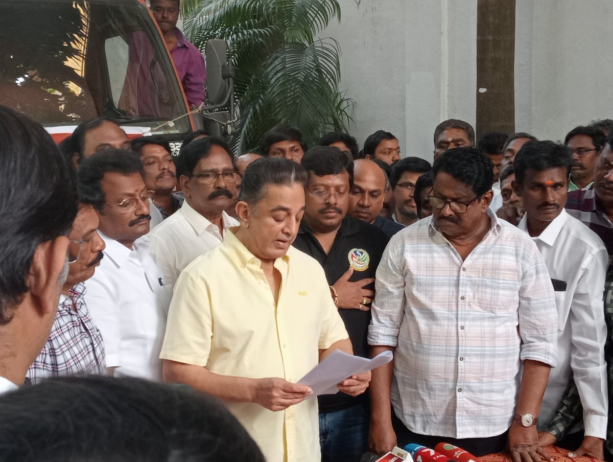 rnrrrajesh23's tweet photo. மழை வெள்ளத்தால் பாதிக்கப்பட்ட தென்மாவட்ட மக்களுக்கு நிவாரணப் பொருட்களை தலைவர் நம்மவர் திரு.கமல்ஹாசன் அவர்கள் இன்று (01-01-2024) அளித்து, நிகழ்வை தொடங்கி வைத்தார் .. !

@ikamalhaasan @SocialmediaShol

#KamalHaasan #Thoothukudi 
#Tirunelveli #Kanniyakumari https://t.co/gb9wU1Boot