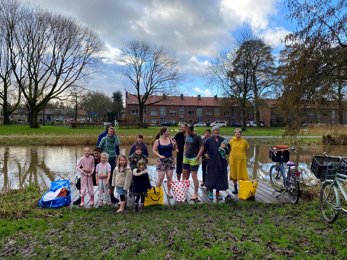EricRoeske's tweet photo. Nieuwjaarsduik in de Kromme Rijn met de leukste buurt van Utrecht: de Kromme Rijnwijk ❣️❣️❣️ #Happy2024 https://t.co/axAE5336Ju
