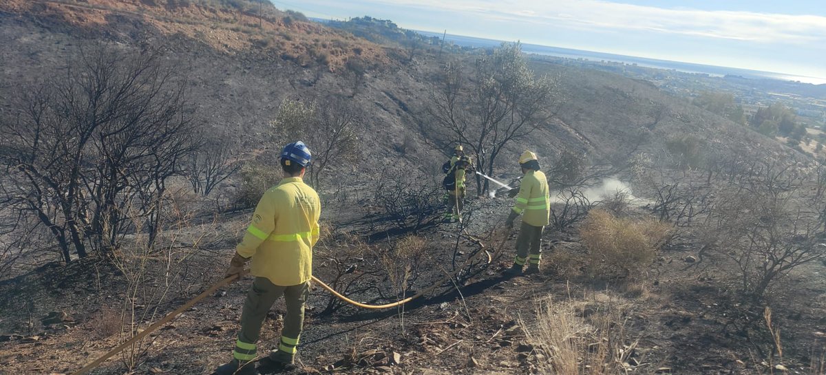 🔴 ACTUALIZAMOS #IFMijas [CONTROLADO]. A esta hora, los compañeros realizan vigilancia, localización,  remate y liquidación en las zonas que tienen todavía puntos calientes. Permaneceran asignados con esa labor en el día de hoy:
👨‍🚒 2 grupos de bomberos forestales
🚒 2 autobombas