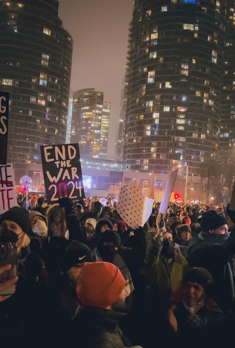 انا عايش مع أجانب بقالي ٨ سنين وعارف يعني ايه بالنسبالهم ليلة رأس السنة , الناس دي بتستنى اليوم دا وبيحضروله قبل بفترة طويلة جداً  اليوم دا مقدس عندهم وبيتجمعوا فيه كلهم وبيخرجوا ويحتفلوا وبيكونوا حاجزين أماكن قبلها بفترة , لما عرفت إن هيكون في تجمع الساعة ١١ ونص في الداون تاون