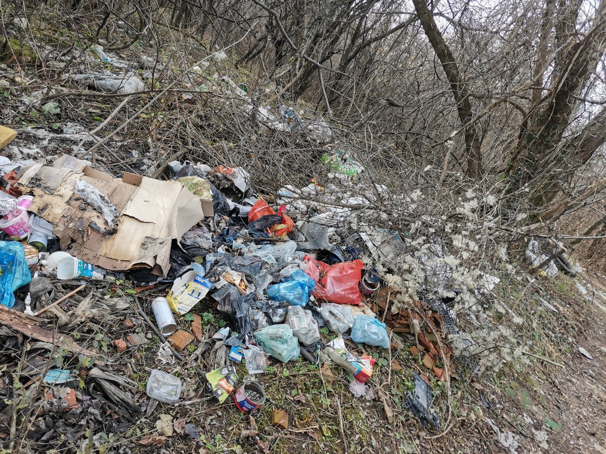 svakako_ja's tweet photo. Bubanj pronađen.. slobodno sami nastavite. Došli ljudi sa svih strana, imamo šta da pokažemo. Slika i prilika naroda. Vlasti. Kulture. #bubanj Spomen park. https://t.co/N8xmInSIf9