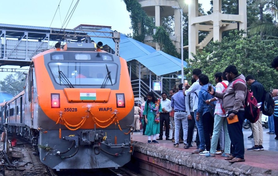 Malda Town - Bengaluru #AmritBharatTrain bids farewell to Vijayawada Junction Railway Station for onward jounrey. 
#AyodhyaDham
#VandeBharat