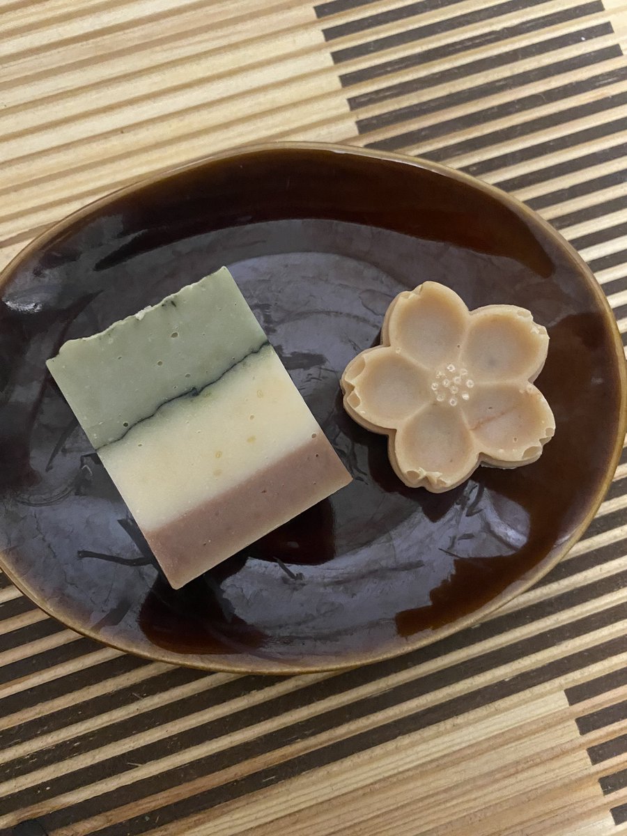 HandmadesoapsO's tweet photo. 今年初の吉祥寺ハモニカ横丁中央通りアサイチ1/14参加させて頂きます(ᵔᴥᵔ)開催時間 8:00～11:00毎年1月2月のアサイチは寒さと戦ってます。今年はどうでしょう…何故なら昨日大晦日は暖かくて出先で銀杏が散っててまるで秋みたいでした。画像は和風な石けん「蓬と薄荷」、桜形は試作品です https://t.co/Beyb92kdO5
