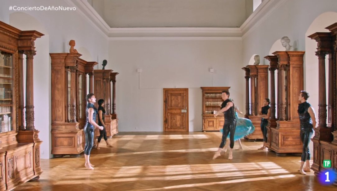 jeanbedel's tweet photo. Se pueden comer sopas en ese parquet #conciertodeañonuevo @rtve @martinllade https://t.co/3bn6CLmsuZ