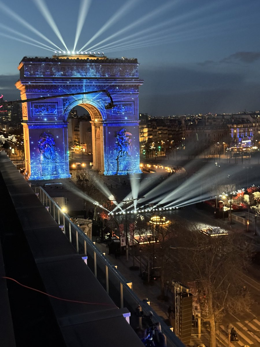 💥🔥 INCROYABLE : 8,2 millions de français ont fêté la nouvelle année sur France 2. Plus de 30% de PdA. Une soirée magique avec les sourires des français sur les champs Élysées. Merci à tous c’est fou ❤️ @bernstephane @LauryThilleman @LLuyat @ElectronProd @AlexRedde @stephanesg