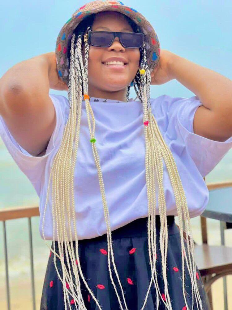 Akua_tinah's tweet photo. Happy New Year 🎆🎊🎈 https://t.co/TLJixl46Cf