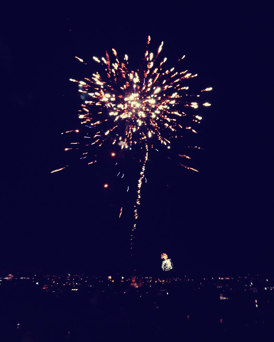 SineadBarry77's tweet photo. Happy New Year ๐๐๐๐ฅณ๐พ #happynewyear #newyears #fireworks #bellsfield #patrickshill #corkcity #Ireland @corkbeo @pure_cork @yaycork @CorkDaily @CravingCork @LovingCork https://t.co/VWPplLFiQd