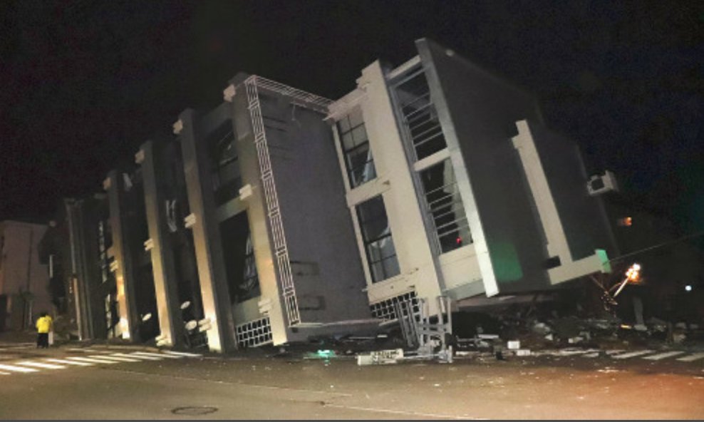 robotopia's tweet photo. Collapsed building in Wajima #quake  地震で倒壊したとみられるビル（１日午後７時７分、石川県輪島市河井町で）＝福原悠介撮影（読売新聞）https://t.co/ePcoc5Ltsk https://t.co/38O8pawZJ5