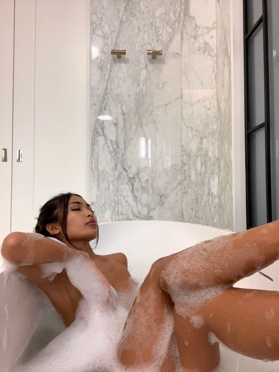 petitebelxx_'s tweet photo. Comment “hi” if you would choose me over GTA6 https://t.co/M0XxTNlfW8 https://t.co/Nh1z3lfCsC