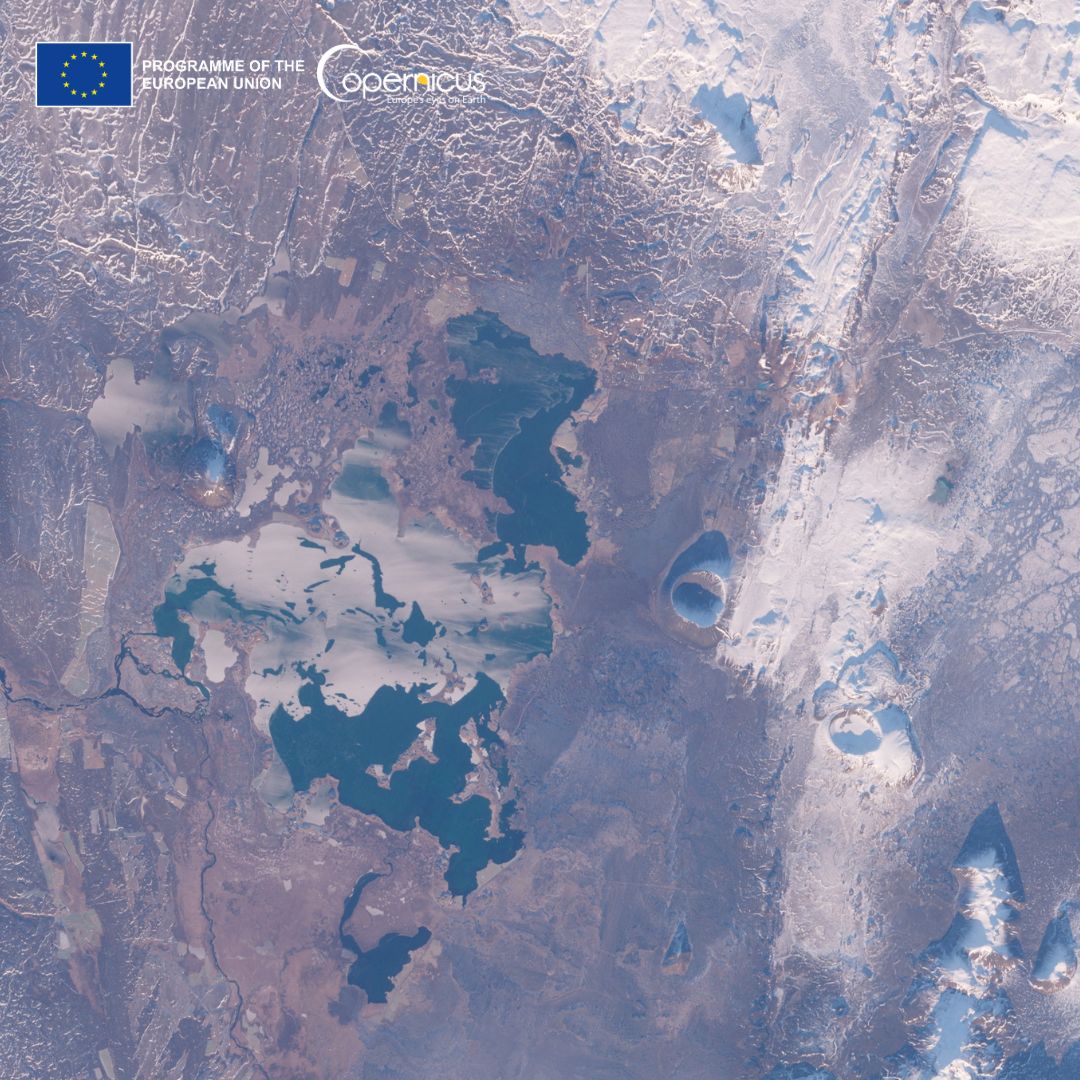 #CopernicusSanta 🇪🇺🛰️ gifts are coming❗️ The Myvatn Lake area🇮🇸 as seen by #Sentinel2 Special #HolidaySeason present 🎁 for @a_gay_whale