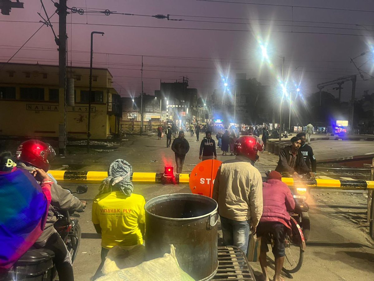 esharma_86's tweet photo. @AshwiniVaishnaw @indianrailway__ 

@RailMinIndia 

Stranded at Nalhati station (Birbhum) for last 90 mins . 

The railway crossing hasn’t opened yet though no trains are moving across.
Had thought we will return home tonight to Kolkata after the Darshan of Mata nataleshwari https://t.co/uZwVWujAhX