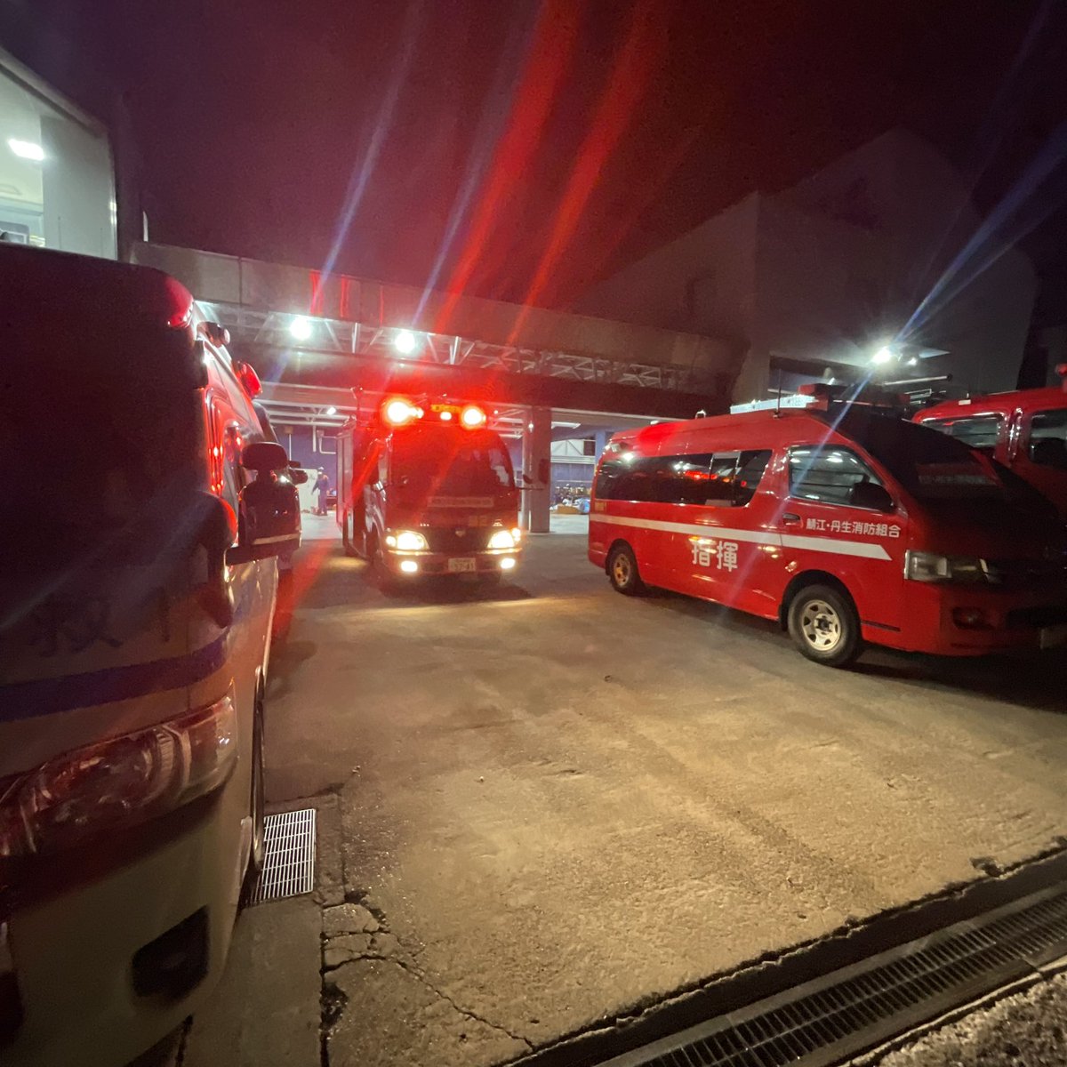 SnfdJoho's tweet photo. 出動❗️緊急消防援助隊

只今「令和6年能登半島地震」に福井県大隊として出動するため、当消防からも「消火隊」と「後方支援隊」の2小隊が消防本部を出発しました。

#地震　#能登半島地震　#緊急消防援助隊　#消火隊　#支援隊　#鯖江　#丹生　#消防 https://t.co/JY7qnsrlwn