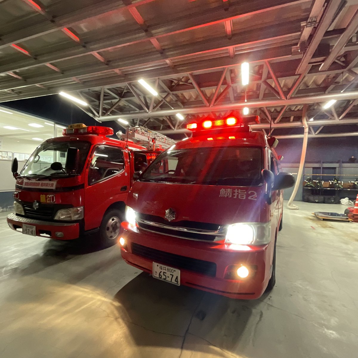 SnfdJoho's tweet photo. 出動❗️緊急消防援助隊

只今「令和6年能登半島地震」に福井県大隊として出動するため、当消防からも「消火隊」と「後方支援隊」の2小隊が消防本部を出発しました。

#地震　#能登半島地震　#緊急消防援助隊　#消火隊　#支援隊　#鯖江　#丹生　#消防 https://t.co/JY7qnsrlwn