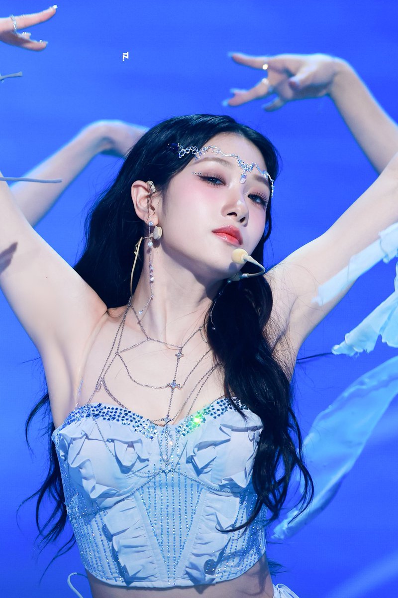 seoyeonfeed's tweet photo. these are going in the seoyeon hall of fame oh my god. https://t.co/cyunrQm9p2
