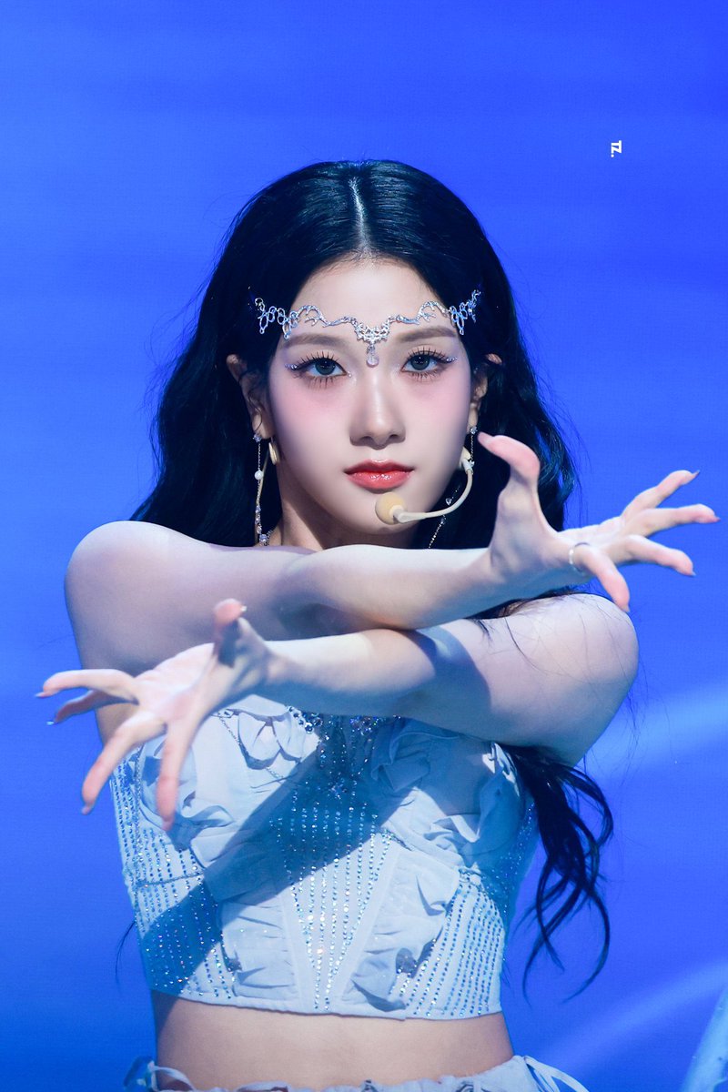 seoyeonfeed's tweet photo. these are going in the seoyeon hall of fame oh my god. https://t.co/cyunrQm9p2