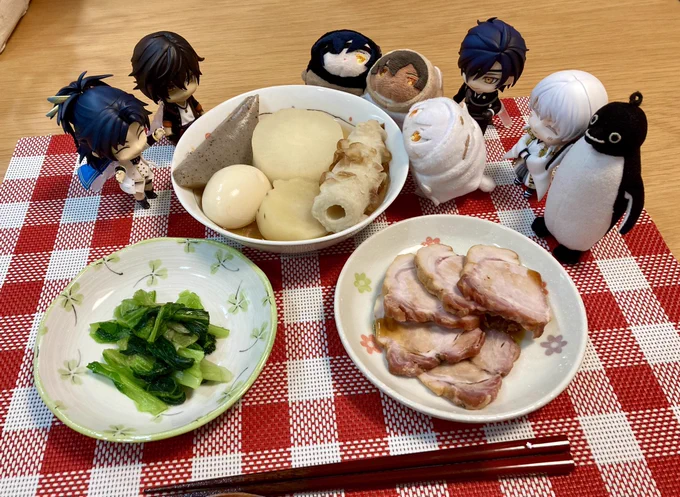 あったかいもの食べましたよ 今年は年末年始の準備をきちんとしてる余裕ゼロだったからお店の美味しい焼豚をご用意したのでした。  「うまそう」「落ち着け」