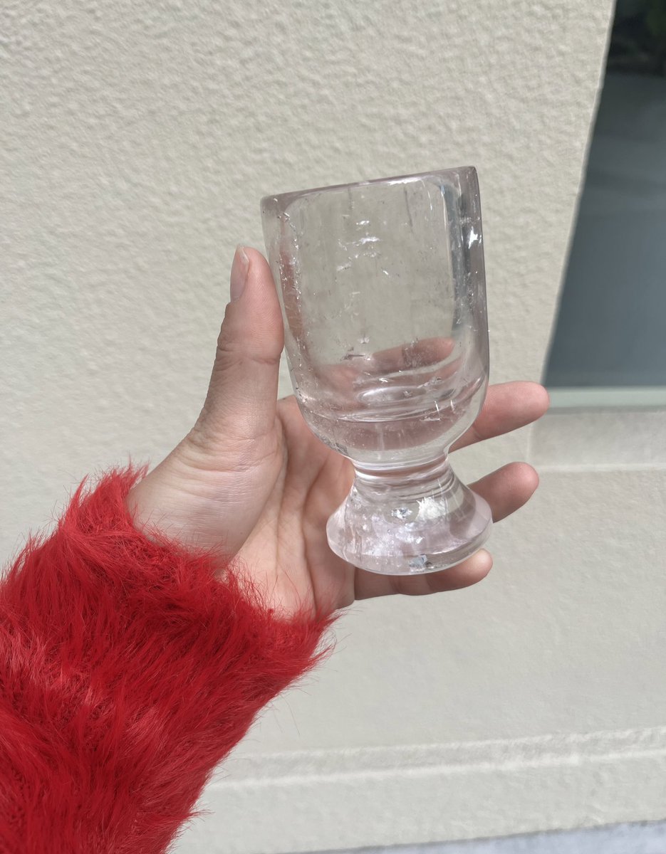 Quartzarium's tweet photo. よりガラスに近づけた、水晶製グラス🍷
※実際にコップとしてもご使用頂けます
　　
他にはないユニークなアイテムをお探しの方に
#鉱物とライフスタイルギャラリー
　
🗝今週の営業日
1/2 12:30〜14:30
1/4 10:00〜12:00
1/6 10:00〜18:00
📍港区南青山3-4-2 
👟外苑前より5分、表参道より11分 https://t.co/RDZLbVBuCH