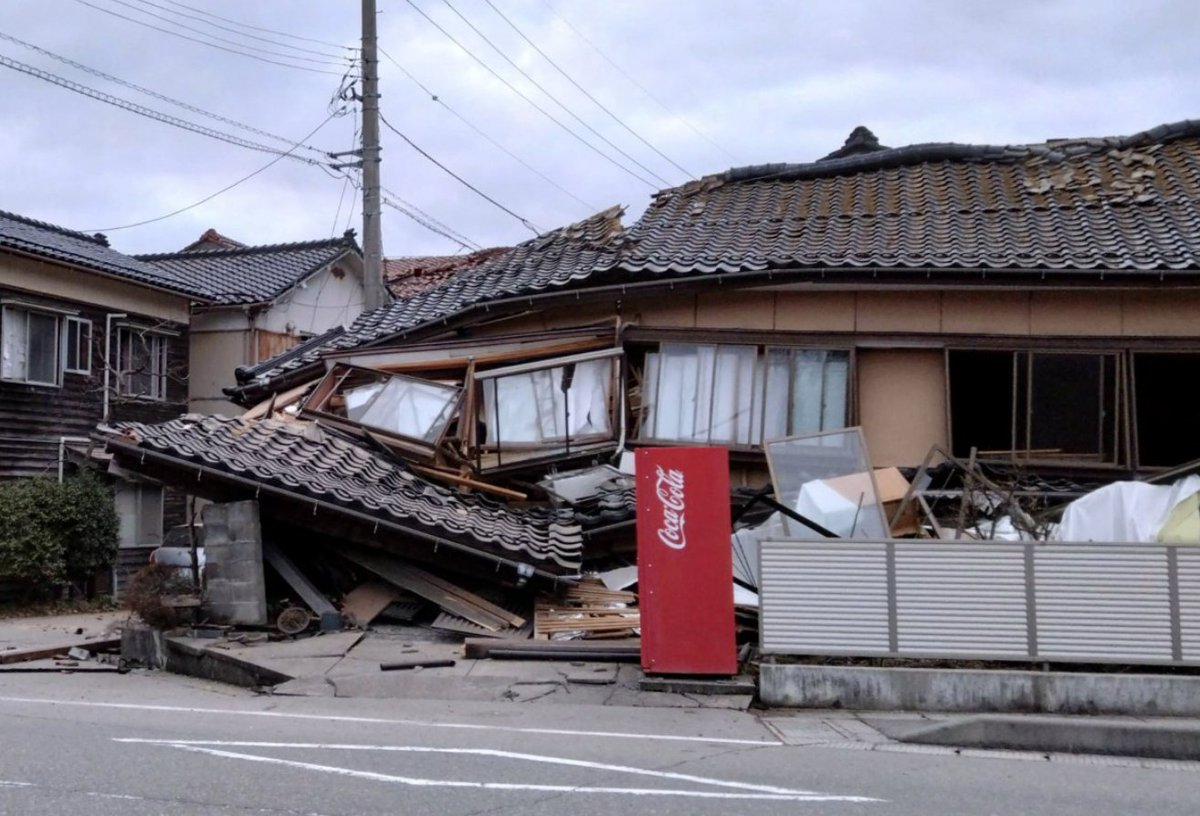 robotopia's tweet photo. I reported on the #Japan #quake for The Times of London https://t.co/DOAmVIbYWa https://t.co/oig3kJGGM3