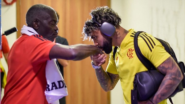 AndradeRNegro2's tweet photo. Uma cena que se repetia e simboliza quem é Denir para os rubro-negros. Que ele descanse em paz. https://t.co/c9LlG8Mopl
