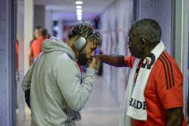 AndradeRNegro2's tweet photo. Uma cena que se repetia e simboliza quem é Denir para os rubro-negros. Que ele descanse em paz. https://t.co/c9LlG8Mopl