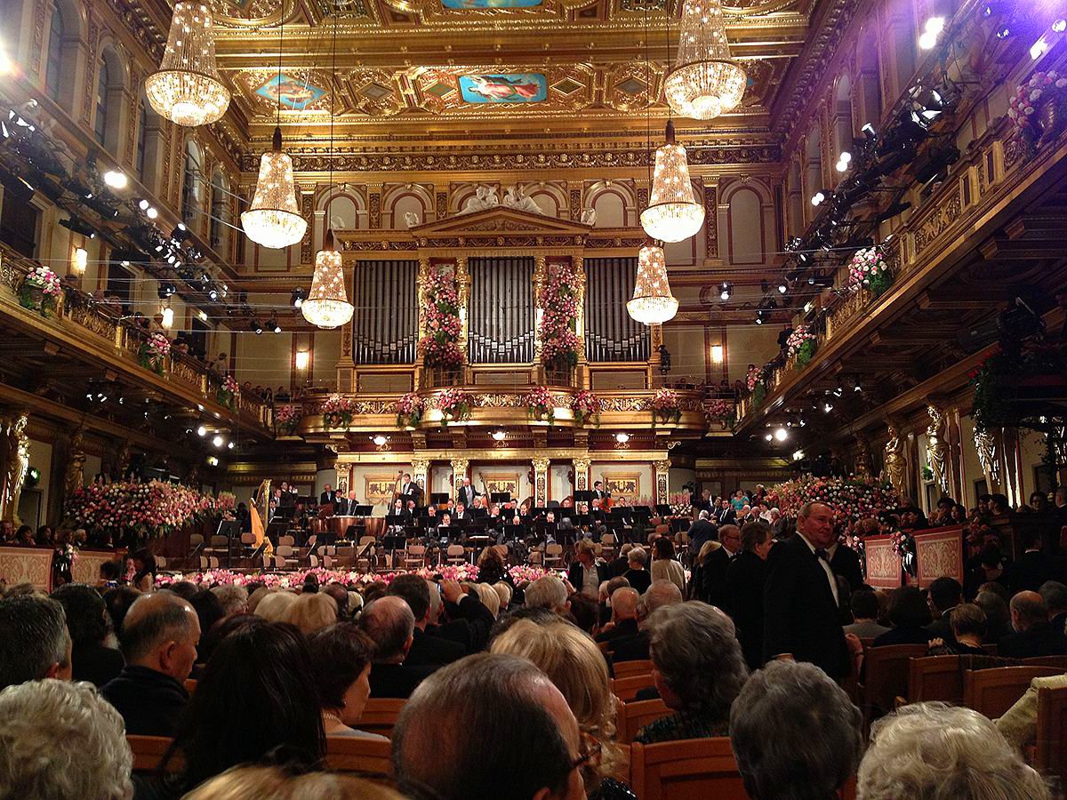 Das #Neujahrskonzert verkörpert das Klischee „Österreichischer Musikkultur“ wie kein anderes Event. Auch heuer endet es mit dem #Radetzkymarsch, bei dem das Publikum im Takt klatscht. Das Stück von Johann Strauss feiert die blutige Niederschlagung der #Revolution 1848. 1/7