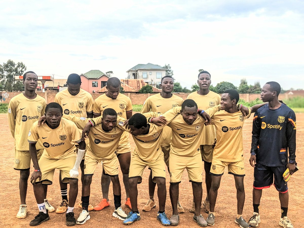 ClarkElema's tweet photo. #EMO YA M'MBONDO
#grand Katanga
Le match entre les nouveaux étudiants et les anciens de mutualité emo ya M'mbondo à lushi 4-3 a faveur des nouveaux étudiants 🏆 https://t.co/8X74QJmLjH