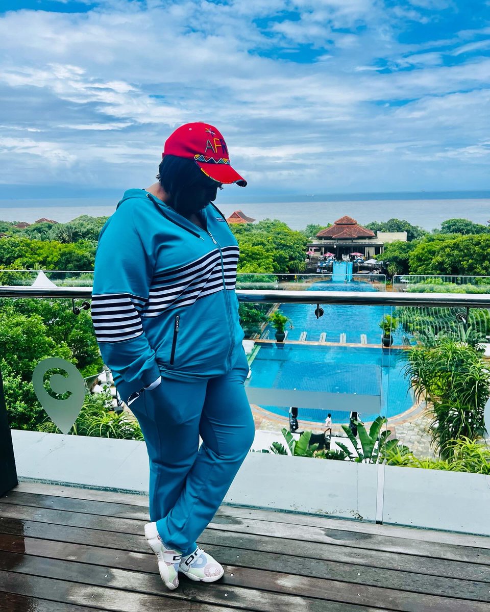 positivegp's tweet photo. Just like the colour of this tracksuit please ungangi comfirmi! It’s 2020More. I’m coming for everything good, everything I deserve. Our God is Good.
#2020more
#2020moregrace 
#2020morelove 
#moremoney
#2020moreblessings
#MeCation🫶🏽
#domestictourist🇿🇦 
#shotleft
#fortheloveofSA🇿🇦 https://t.co/sApsU59jms