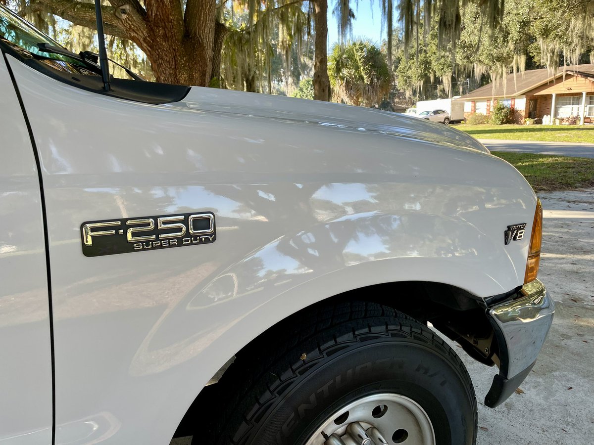 Fresh wax and detail on the 2000 F250 5.4 2V. 8’ bed, bench seat/single cab. 95,000 miles 💪🏼🇺🇸  #ford #fordtruck #fordtrucks #fordf150 #fordf250 #fordf250superduty #f250 #f250superduty #superduty #superdutynation #truck #trucks #trucksdaily #fordperformance #triton #windsor