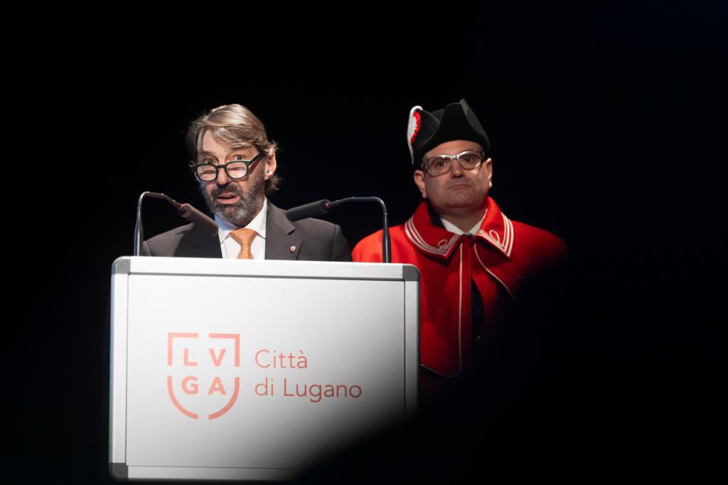 luganomycity's tweet photo. Innovazione, solidarietà, qualità di vita, competitività, territorio, internazionalità: ecco alcuni dei temi chiave evocati dal Sindaco @MicheleLugano e dall’ospite d’onore #MarcoSolari alla Cerimonia di Capodanno #Lugano #BuonAnno a tutti e tutte 🍀 https://t.co/557D8RfEmZ