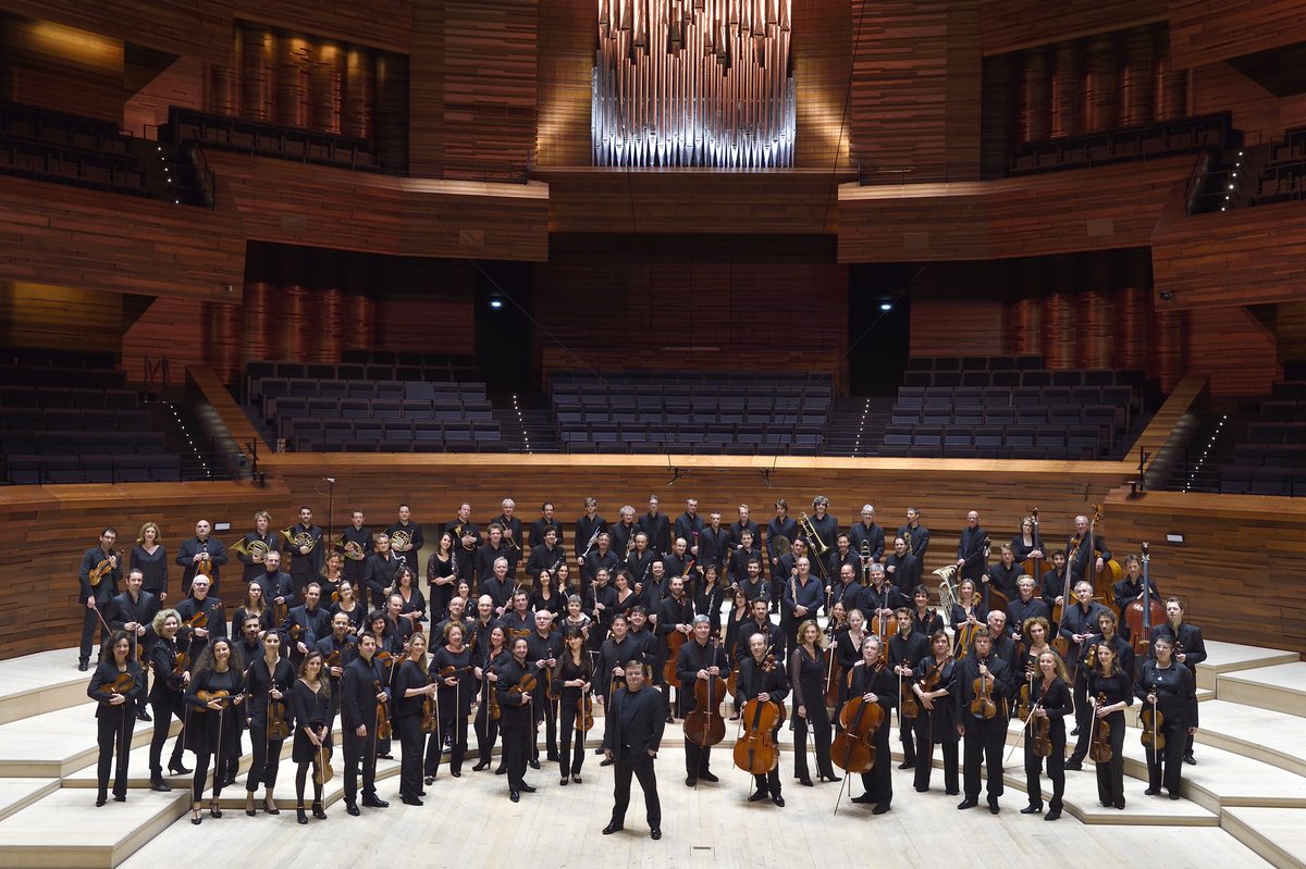 PhilharRF's tweet photo. L’Orchestre Philharmonique de Radio France et @mikkofranck vous souhaitent une très belle année 2024 🎉 🥂. Merci de votre fidélité !

Happy New Year !

📷 crédit photo : Christophe Abramowitz / RF 

@Maisondelaradio
@radiofrance https://t.co/hx7fDpV30g