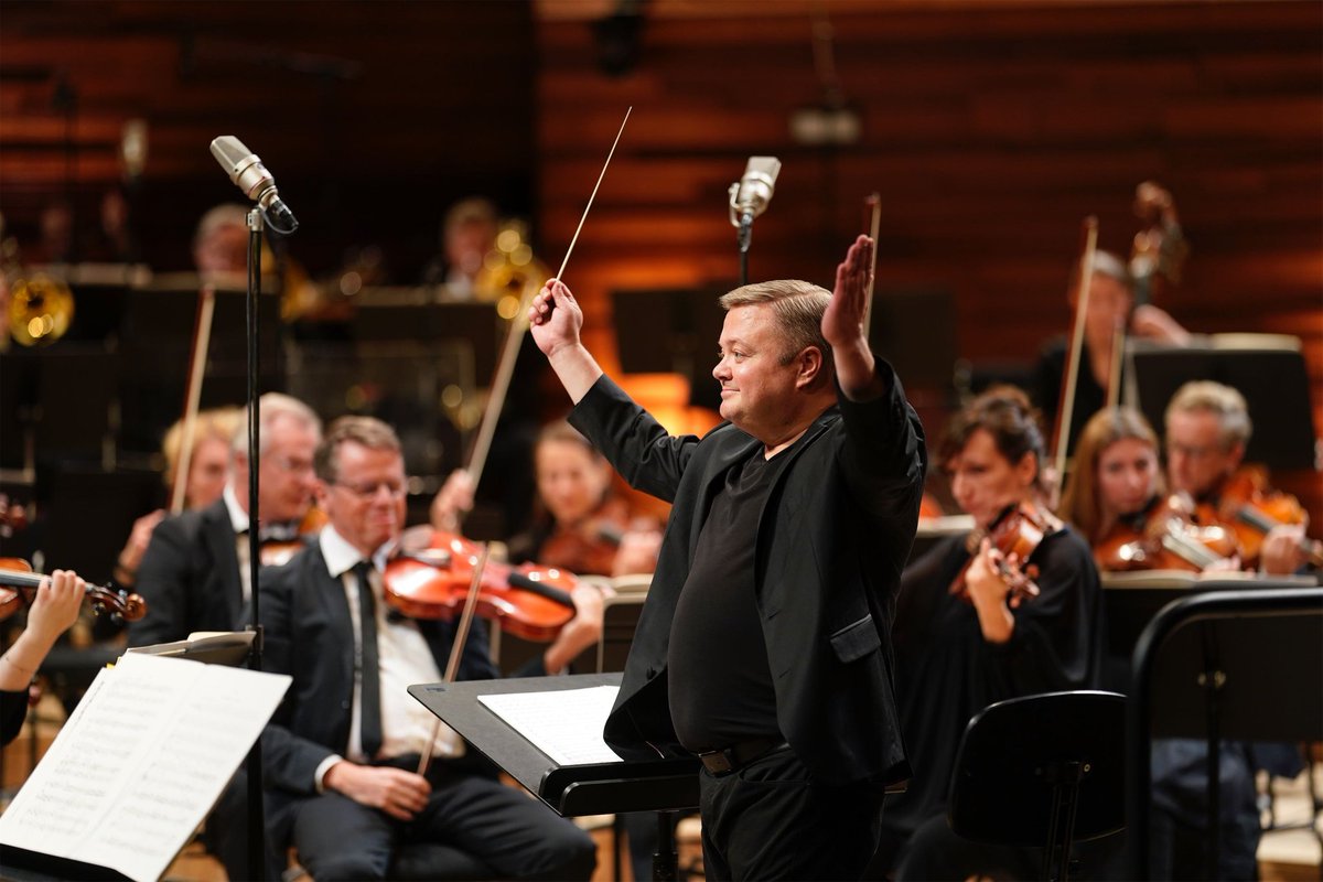 PhilharRF's tweet photo. L’Orchestre Philharmonique de Radio France et @mikkofranck vous souhaitent une très belle année 2024 🎉 🥂. Merci de votre fidélité !

Happy New Year !

📷 crédit photo : Christophe Abramowitz / RF 

@Maisondelaradio
@radiofrance https://t.co/hx7fDpV30g