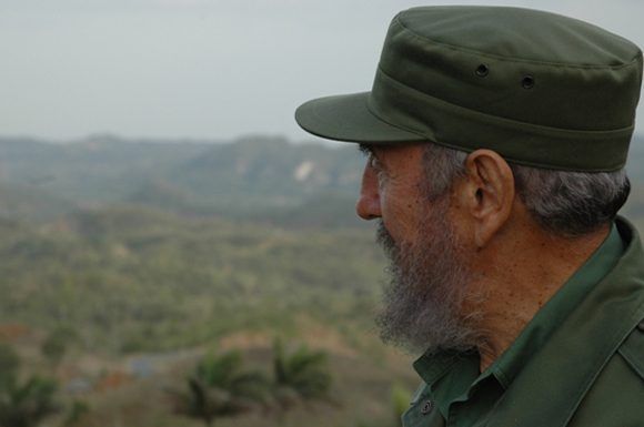 ¡Año 66 de la Revolución! ¡Gracias por todo #Fidel! «si nosotros estamos hoy aquí y la #RevoluciónCubana está aquí, es sencillamente porque Fidel entró primero en el Moncada, pq bajó primero del Granma, pq estuvo primero en la Sierra, pq fue a Playa Girón en un tanque ...» #Che