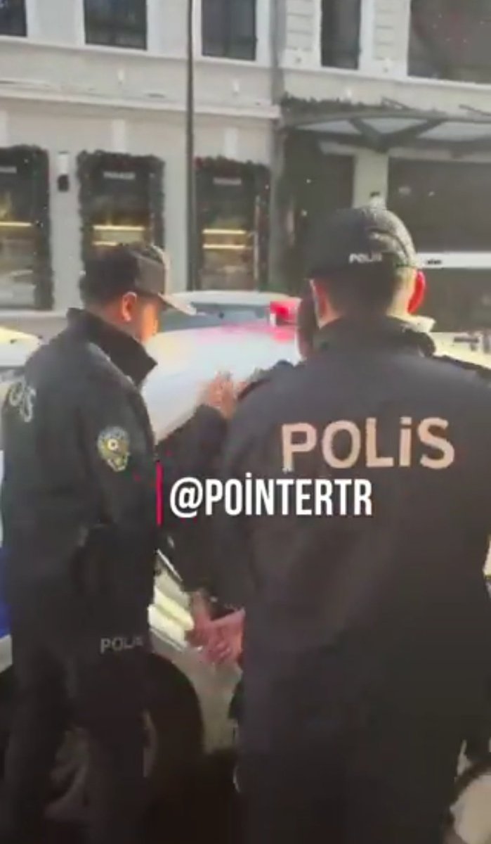 Yumruk atan gence ters kelepçe yapıyorlar. Karakolda siyasi kimliğe sahip olandan tokat yediğinde esas duruşunu bozmaktan korkanlardan da bu beklenirdi. Kapıkulluğunu, emir kulu diye millete pazarlamaya devam edin. O genç; toplumda biriken öfkenin şimdilik münferit bir yansıması.