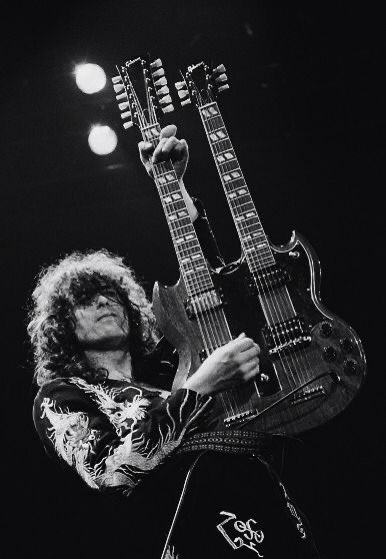 Feliz año a todos los copados q me siguen y la gente q está más allá de todo, siempre firme … de otra manera no puede ser copado este año si no hay rock 🎶🤘🏻🤘🏻