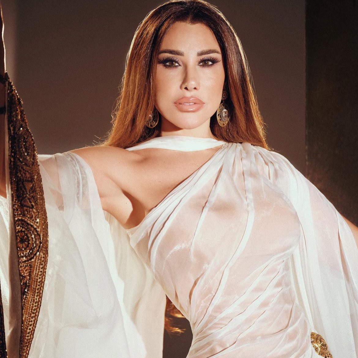 Mimi57735664660's tweet photo. #نجوى_كرم من حفلة رأس السنة بفستان من رامي قاضي مصمم خصيصاً لها مستوحى من فيلم "Solomon and Sheba" من خلال اعادة تصميم الفستان الذي ارتدته الممثلة جينا لولوبريجيدا 😍! https://t.co/bZe0yocJ7V