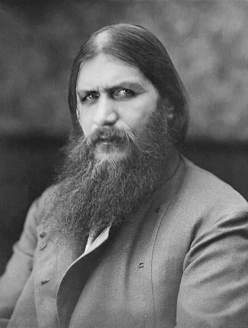 Suatu hari, dini hari antara tanggal 29-30 Desember 1916, Grigory Efimovich Rasputin, yang mengaku sebagai orang suci, dibunuh oleh bangsawan Rusia yang ingin mengakhiri pengaruh Rasputin terhadap keluarga kerajaan.

Rasputin, seorang muzhik (golongan petani, pekerja pertanian,