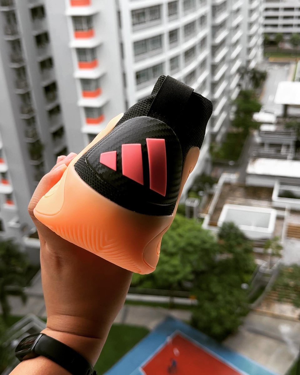 terrynasapara's tweet photo. Love the yeezy-esque futuristic style, the upper is equipped with precision-molded TPU and parametric pattern. The peach and pink colorway is paying homage to Edwards’ mother and grandmother. https://t.co/3jJWWt5Hp7