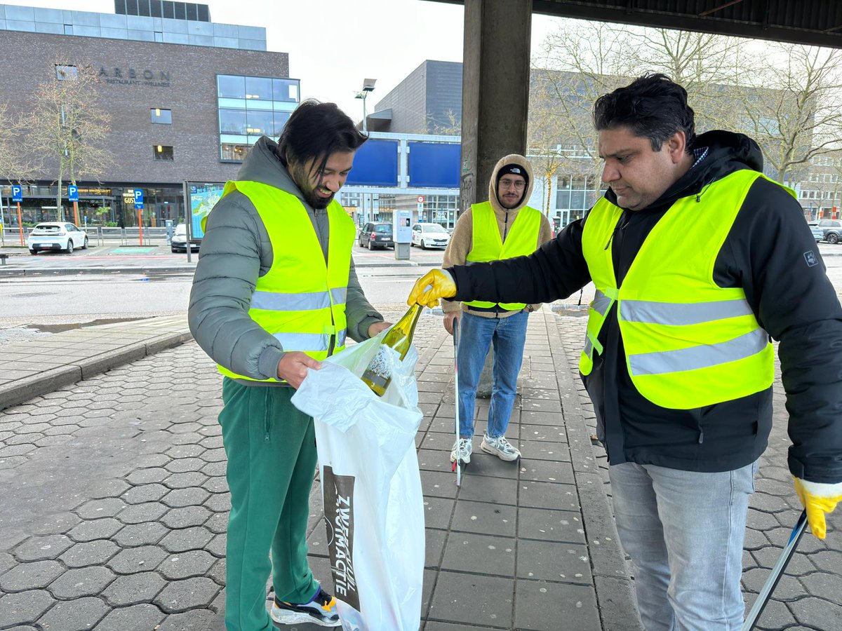 khuddam_be's tweet photo. Here's a team from Majlis Hasselt doing Waqar-e-amal in the city of Genk! #waqareamal #khuddam #mkab #HappyNewYear2024 https://t.co/DlhlnjuzBT