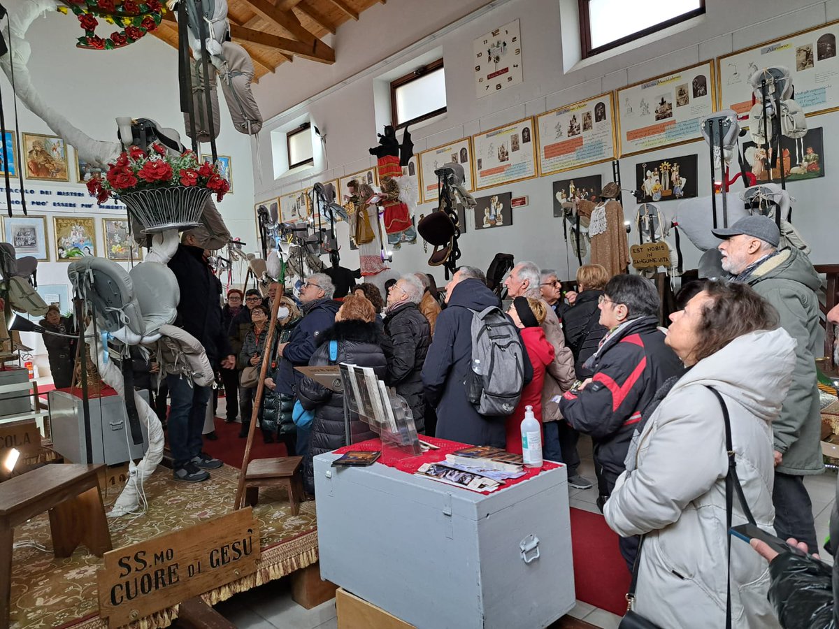 MuseoMisteri's tweet photo. - Campobasso lunedì 1 gennaio 2024 -   Un capodanno affollato al Museo in mattinata gruppo di 50 turisti provenienti dall' EMILIA ROMAGNA, 20 dal LAZIO e 15 dalla PUGLIA, in visita al Museo dei Misteri rimasti affascinati e incantati dai MISTERI e dai Presepi di Giovanni Teberino https://t.co/oKQZ6dcfOT