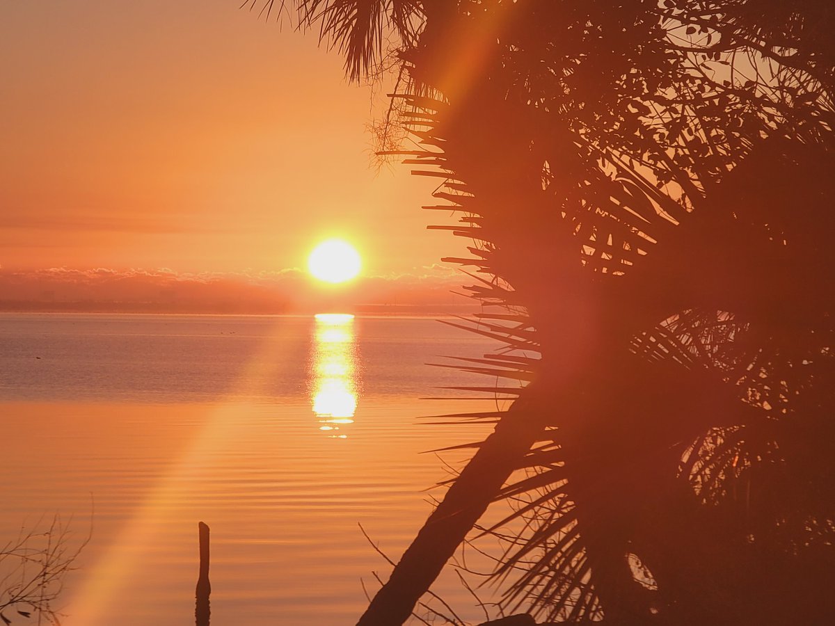 SpaceCoastSkies's tweet photo. Happy New Year! πβ¨οΈπ§¨ The 1st #sunrise of 2024 #FLwx #SpaceCoastSkies #StormHour #HappyNewYear2024 #FirstSunriseOf2024 #KSCVC https://t.co/u6R0XqlCnd