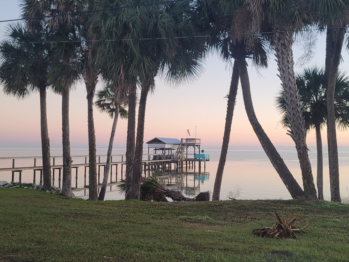 SpaceCoastSkies's tweet photo. Happy New Year! πβ¨οΈπ§¨ The 1st #sunrise of 2024 #FLwx #SpaceCoastSkies #StormHour #HappyNewYear2024 #FirstSunriseOf2024 #KSCVC https://t.co/u6R0XqlCnd