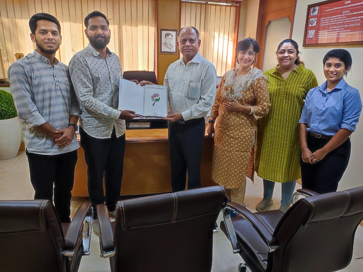 Pharmavision has signed a Memorandum of Understanding (MoU) with Bharti Vidyapeeth College of Pharmacy, Navi Mumbai.
The MoU was signed by Pharmavision Konkan Co-Convenor, Girish Paldhe, and Principal Dr. Vilasrao Kadam Sir.  ABVP state join Secretary Rahul Rajoria were present.